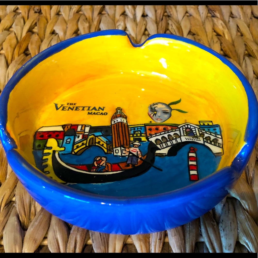 Venetian Macau / collectors ashtray / vintage ceramic - like new !
